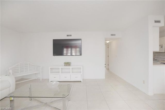 4635 Bayshore DR # P7, Naples, FL 34112