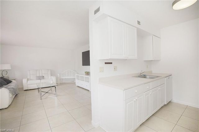 4635 Bayshore DR # P7, Naples, FL 34112