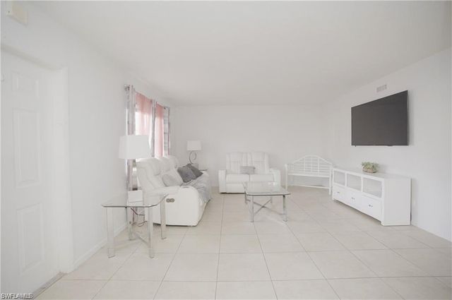 4635 Bayshore DR # P7, Naples, FL 34112