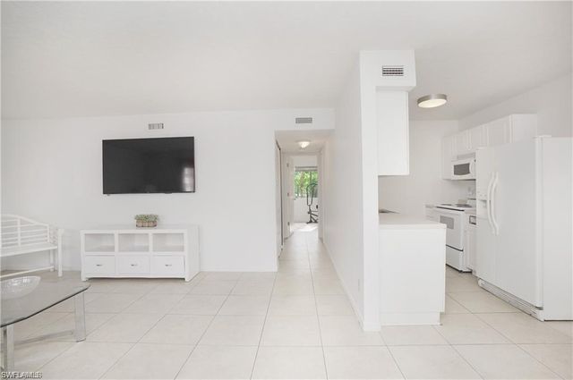 4635 Bayshore DR # P7, Naples, FL 34112