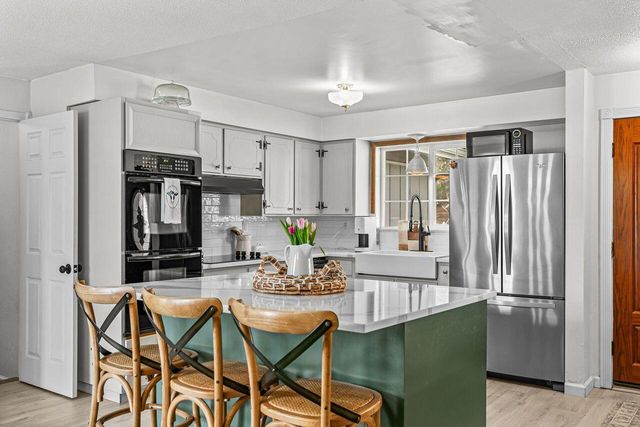 3065 Griffin Creek Road, Medford, OR 97501