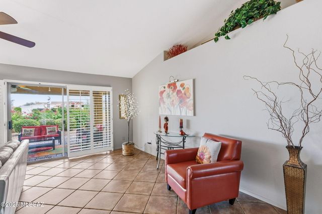 1821 E Redstart Road, Green Valley, AZ 85614