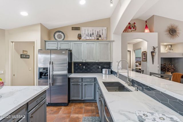 1821 E Redstart Road, Green Valley, AZ 85614