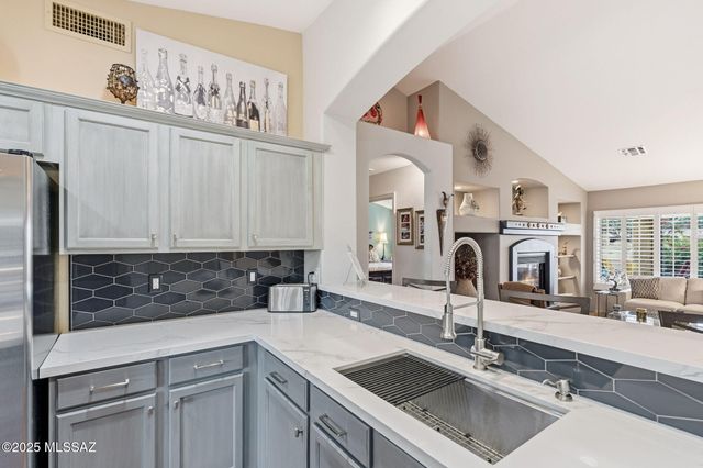 1821 E Redstart Road, Green Valley, AZ 85614