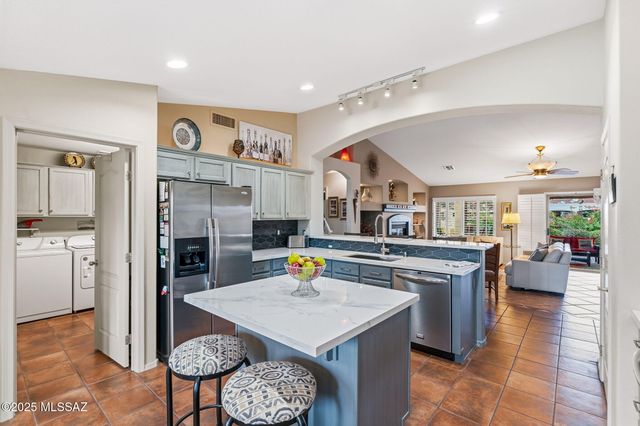 1821 E Redstart Road, Green Valley, AZ 85614