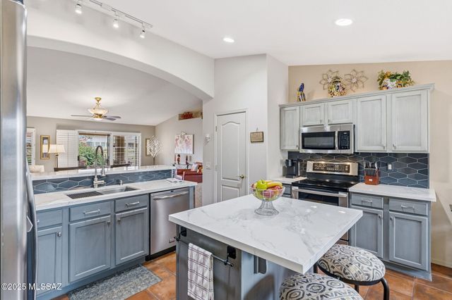 1821 E Redstart Road, Green Valley, AZ 85614