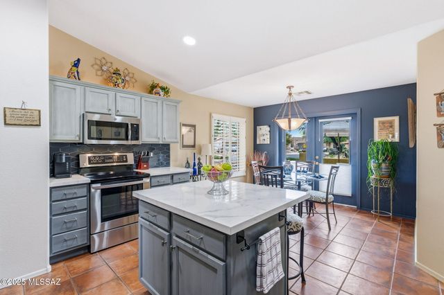 1821 E Redstart Road, Green Valley, AZ 85614