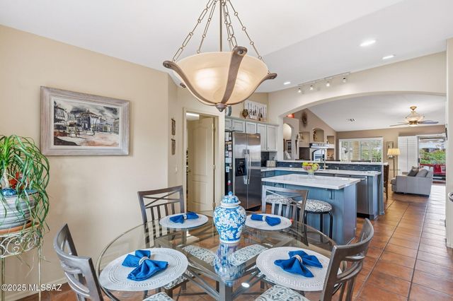 1821 E Redstart Road, Green Valley, AZ 85614