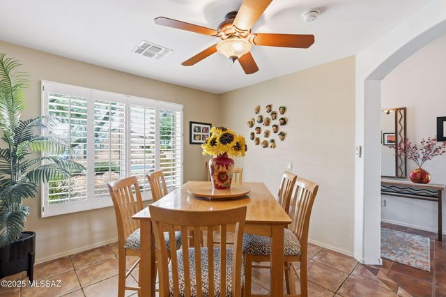 1821 E Redstart Road, Green Valley, AZ 85614