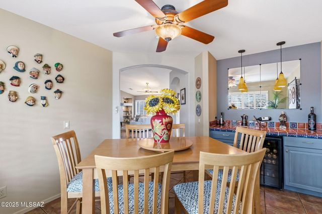 1821 E Redstart Road, Green Valley, AZ 85614