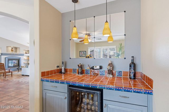 1821 E Redstart Road, Green Valley, AZ 85614