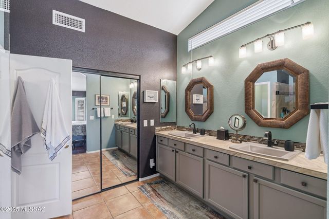 1821 E Redstart Road, Green Valley, AZ 85614