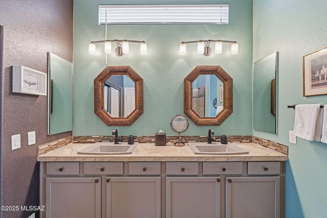 1821 E Redstart Road, Green Valley, AZ 85614