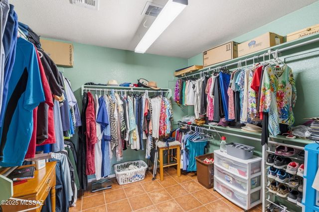 1821 E Redstart Road, Green Valley, AZ 85614