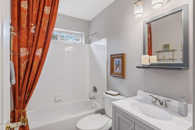 1821 E Redstart Road, Green Valley, AZ 85614