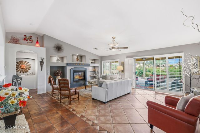 1821 E Redstart Road, Green Valley, AZ 85614