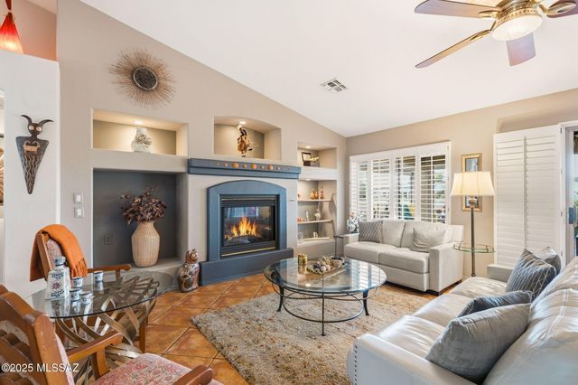 1821 E Redstart Road, Green Valley, AZ 85614