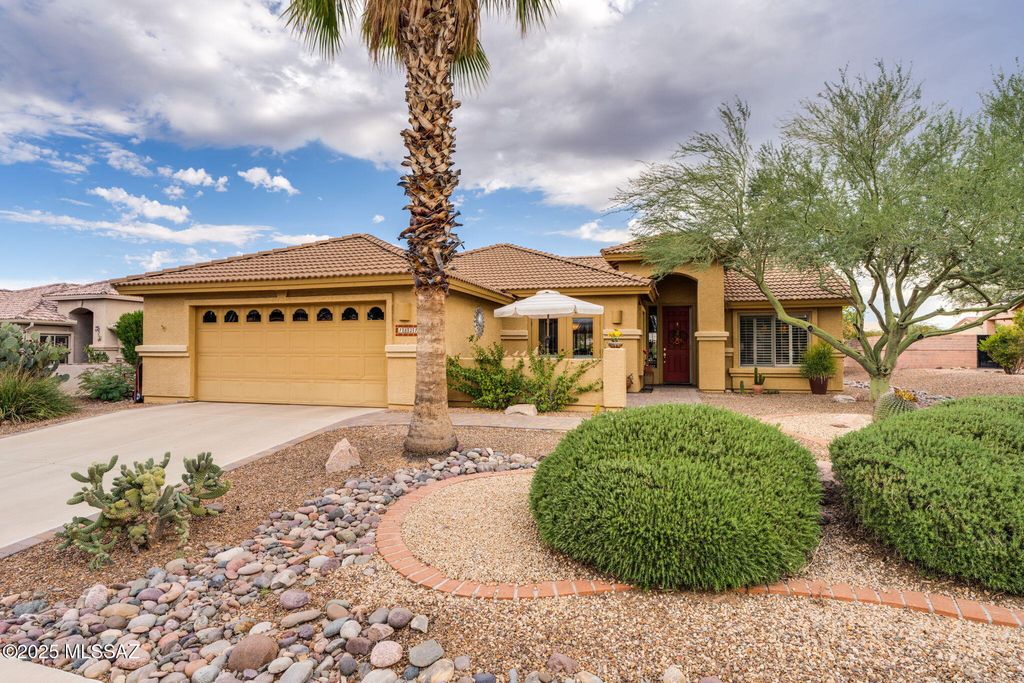 1821 E Redstart Road, Green Valley, AZ 85614