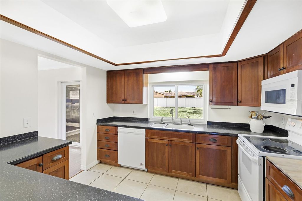 Image 11 of property listing at 5715 2ND AVENUE DRIVE NW, Bradenton, FL 34209