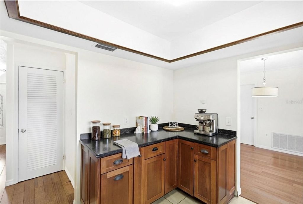 Image 12 of property listing at 5715 2ND AVENUE DRIVE NW, Bradenton, FL 34209