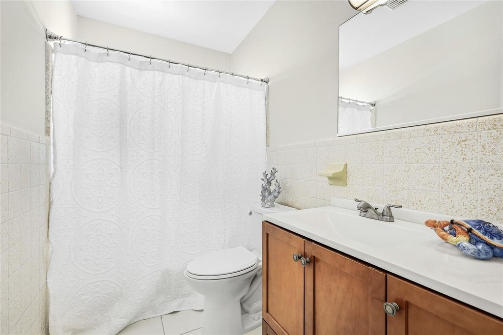 Image 18 of property listing at 5715 2ND AVENUE DRIVE NW, Bradenton, FL 34209