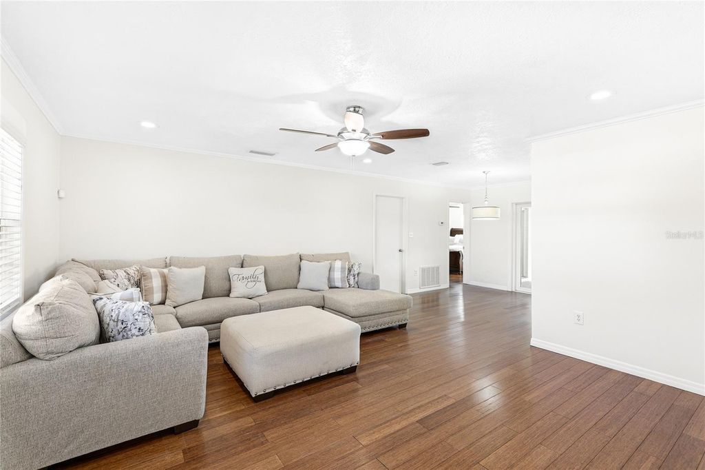 Image 8 of property listing at 5715 2ND AVENUE DRIVE NW, Bradenton, FL 34209