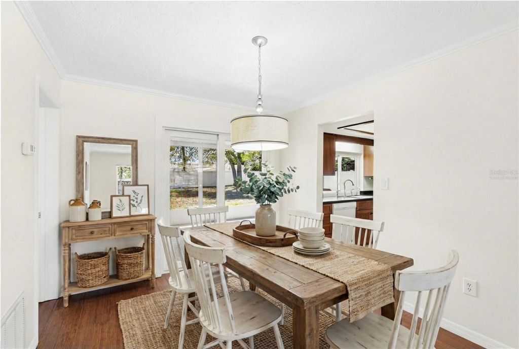 Image 9 of property listing at 5715 2ND AVENUE DRIVE NW, Bradenton, FL 34209