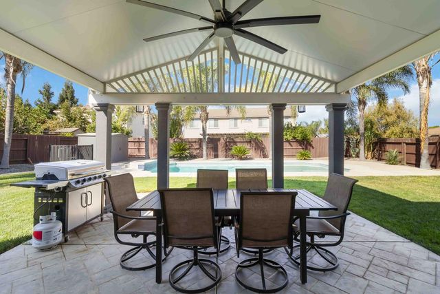 556 Sherborne Ct, Galt, CA 95632