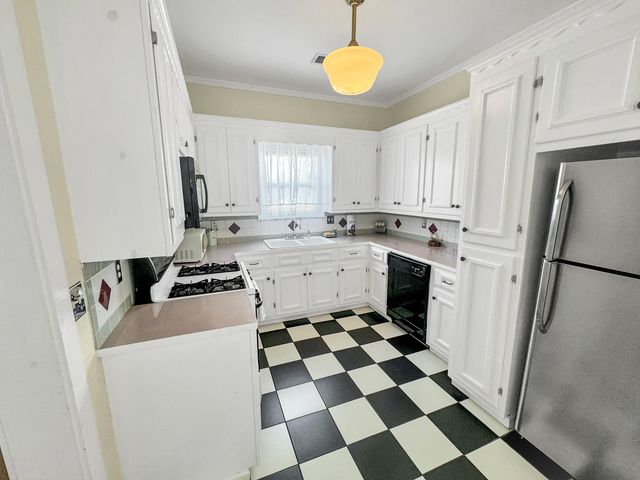 1504 Christopher Columbus Boulevard, Galveston, TX 77550