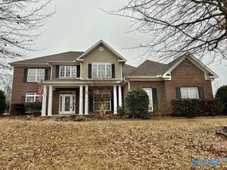 2700 Cobble Drive SE, Owens Cross Roads, AL 35763
