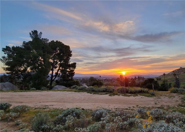 2935 Galaxie Heights Road, Riverside, CA 92507