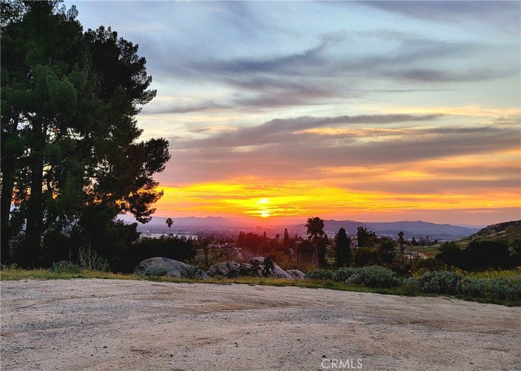 2935 Galaxie Heights Road, Riverside, CA 92507