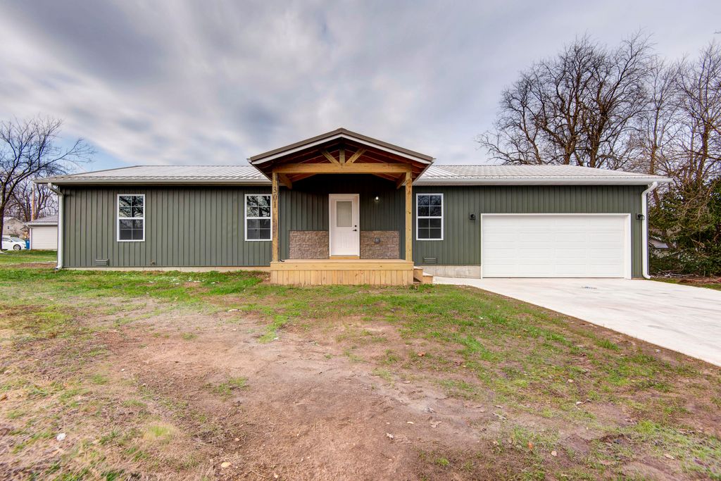 301 W Bedford Street, Marshfield, MO 65706