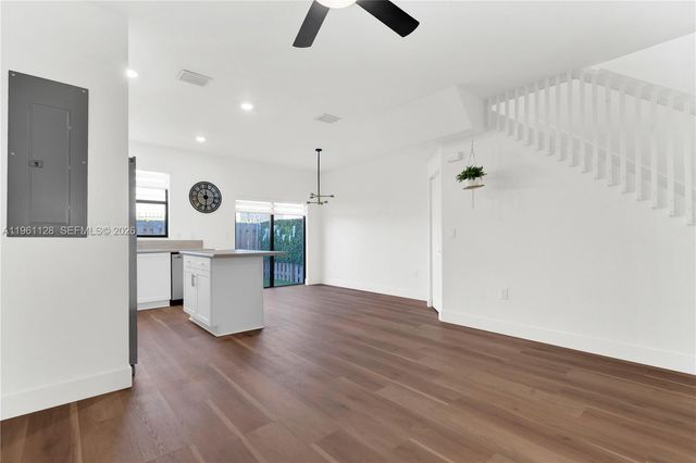 859 NE 211th St, Miami, FL 33179