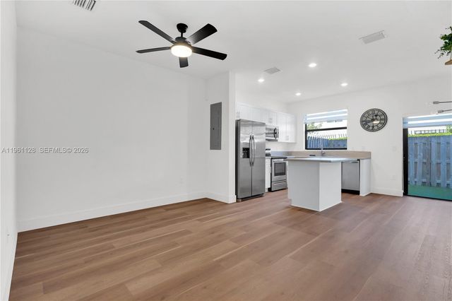 859 NE 211th St, Miami, FL 33179