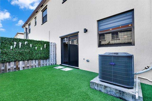 859 NE 211th St, Miami, FL 33179