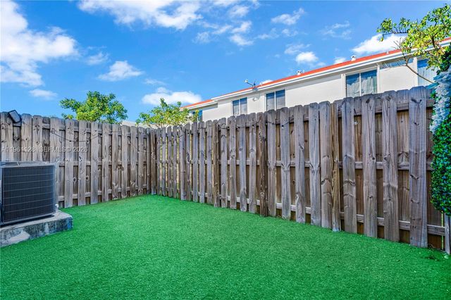 859 NE 211th St, Miami, FL 33179