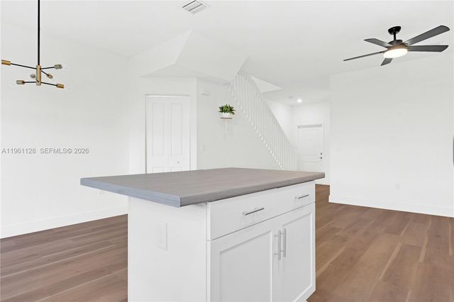 859 NE 211th St, Miami, FL 33179