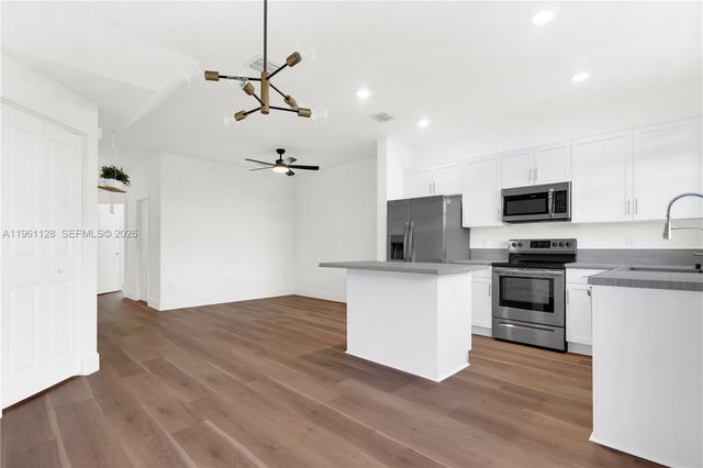 859 NE 211th St, Miami, FL 33179