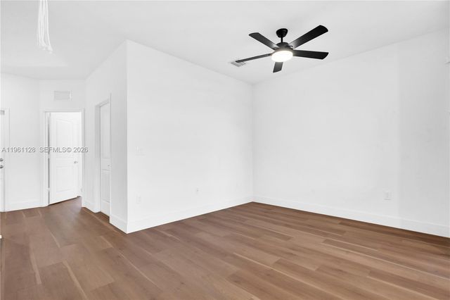 859 NE 211th St, Miami, FL 33179