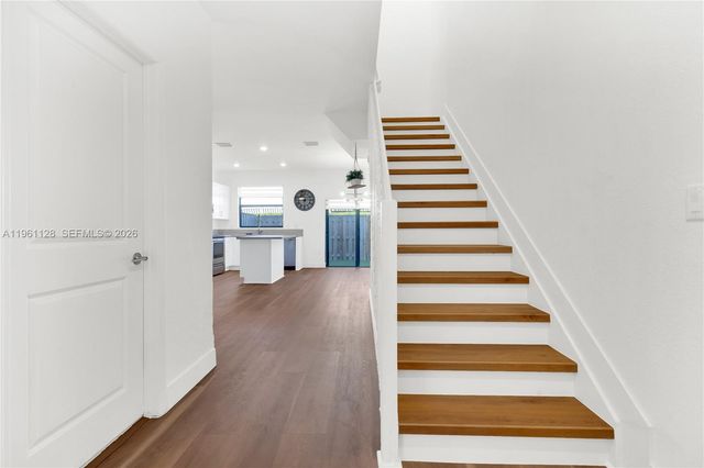 859 NE 211th St, Miami, FL 33179