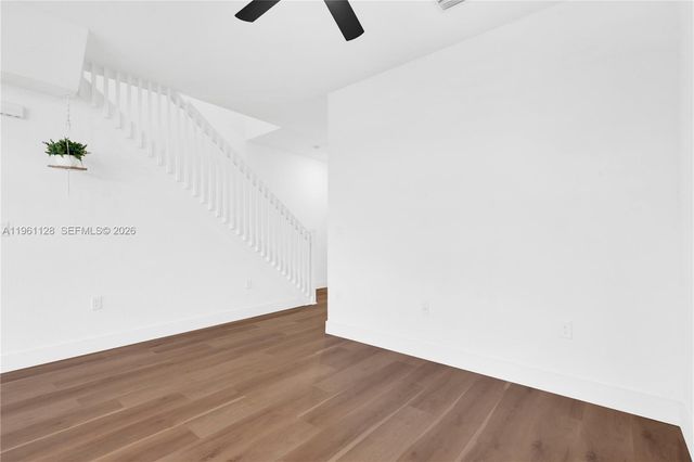 859 NE 211th St, Miami, FL 33179