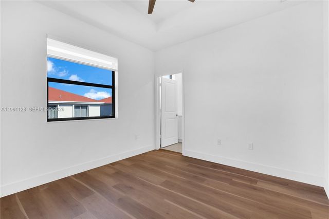 859 NE 211th St, Miami, FL 33179