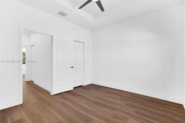 859 NE 211th St, Miami, FL 33179