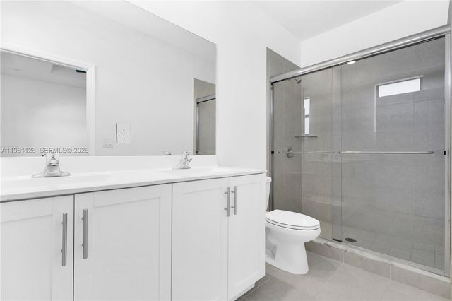 859 NE 211th St, Miami, FL 33179