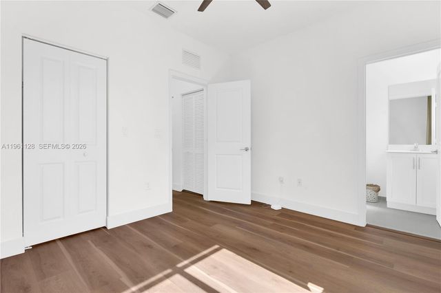 859 NE 211th St, Miami, FL 33179