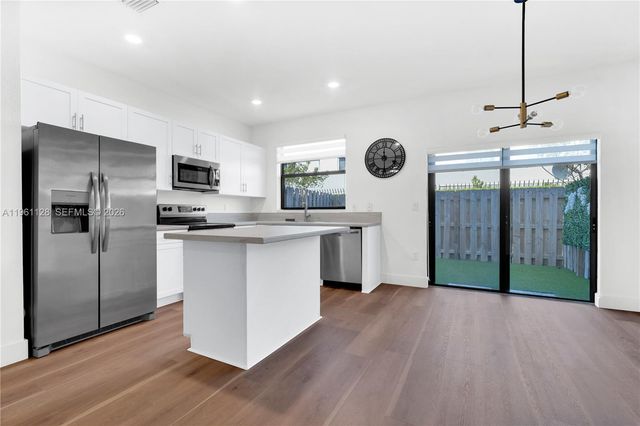 859 NE 211th St, Miami, FL 33179