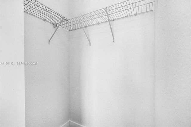 859 NE 211th St, Miami, FL 33179