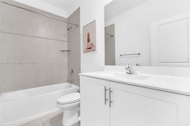 859 NE 211th St, Miami, FL 33179