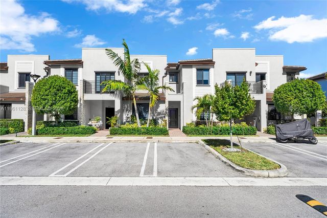 859 NE 211th St, Miami, FL 33179